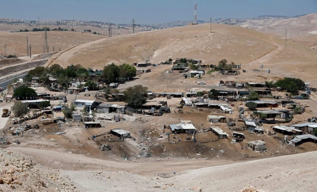 جريمة جديدة: سموتريتش يوقّع أمرا بالإخلاء الفوري لتجمّع الخان الأحمر شرقي القدس